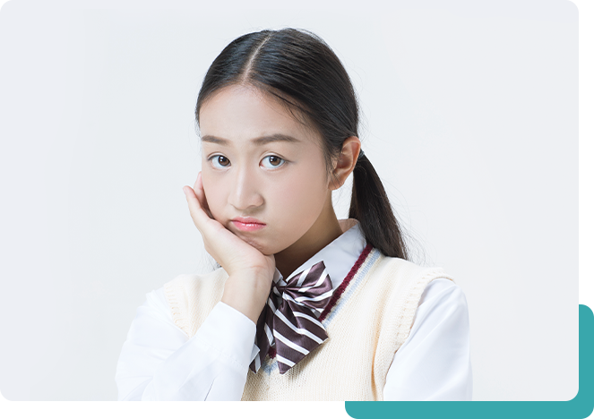 뾰루퉁한 표정의 여학생