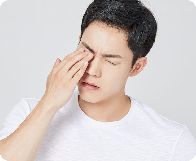 눈을 비비는 남성