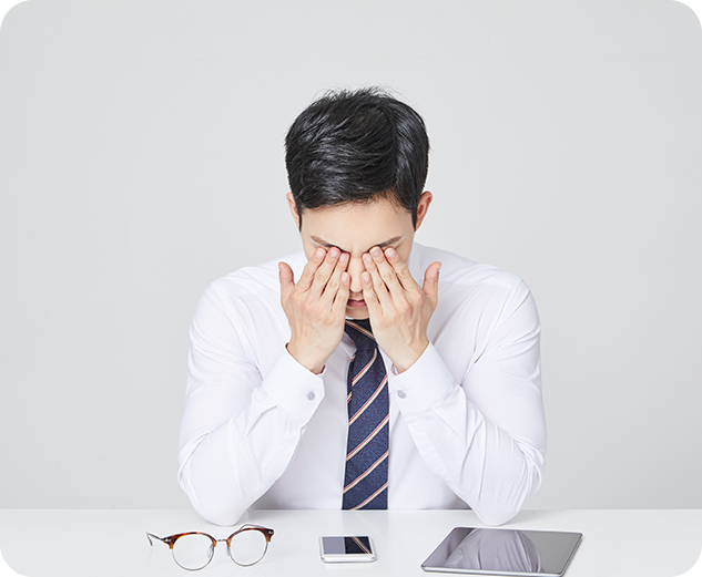 눈을 비비는 남성