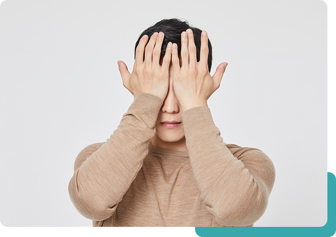 눈 마사지를 하는 남성